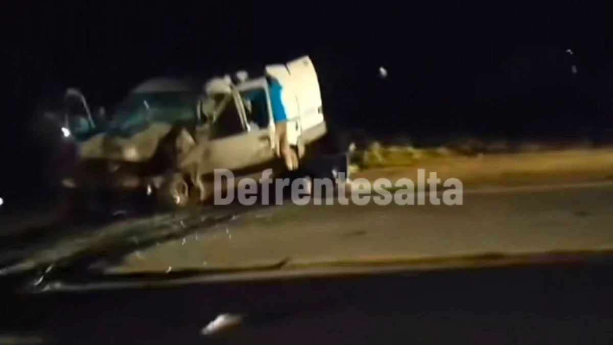 Choque frontal entre un camión y Kangoó en Ruta 50 Orán altura puente Río Blanco.