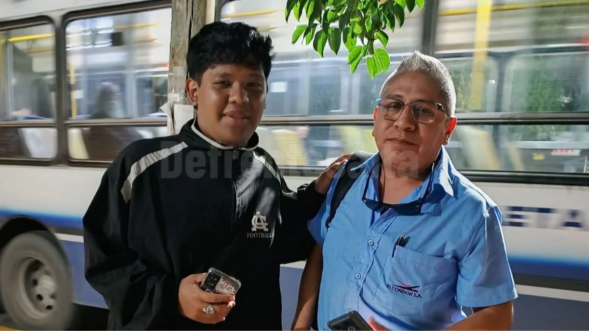 El chofer de SAETA, Rolando Gerez, con el joven al quién le devolvió el telefono que había perdido.