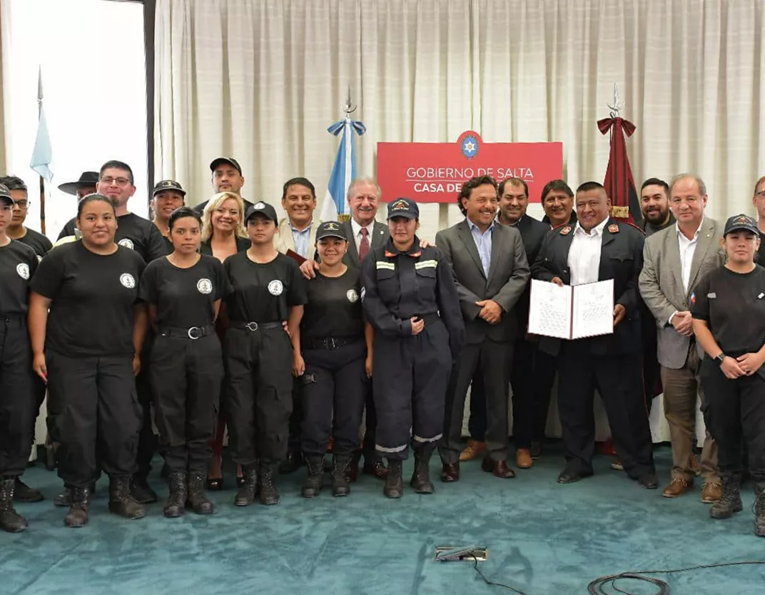 Sáenz con bomberos voluntarios
