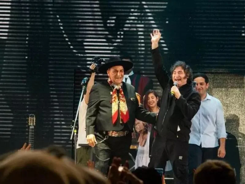 Javier Milei junto al Chaqueño Palavecino. 