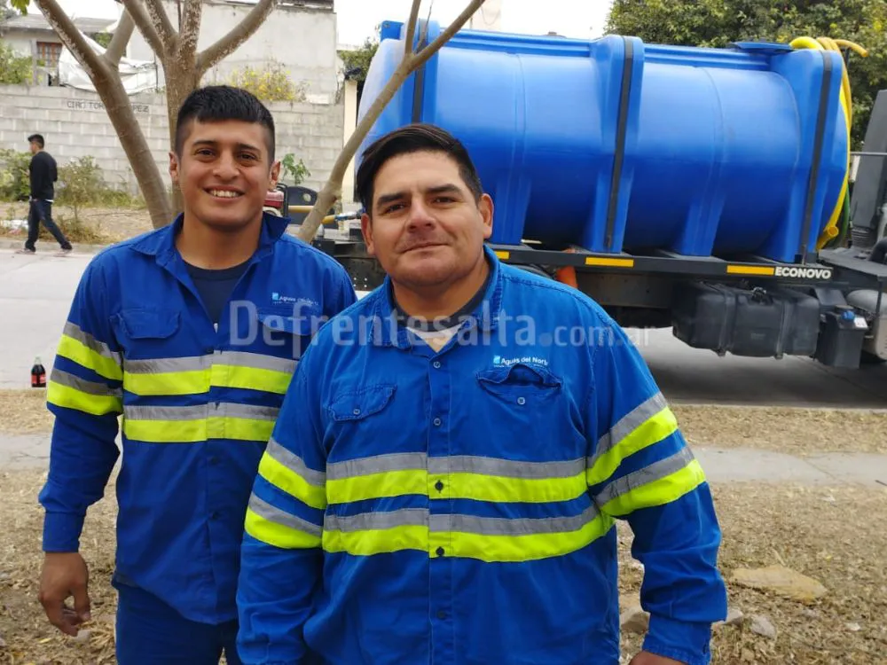 Los operararios que colaboraron en el incendio.