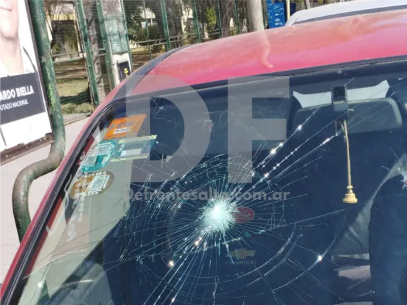 Un auto fue el blanco de los delincuentes.