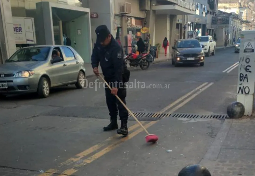 Vidrios esparcidos por calle Alvarado