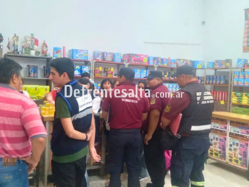 Bomberos en el local de Monterichel.