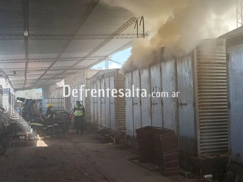 Bomberos sofocan el incendio en la estufa.