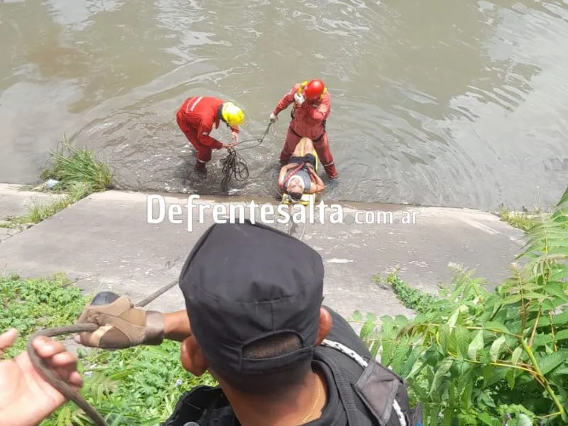Bomberos rescatan a un hombre.