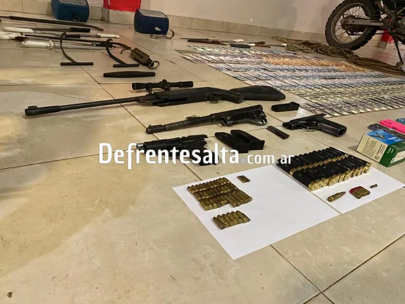 Las armas y el dinero secuestrado.