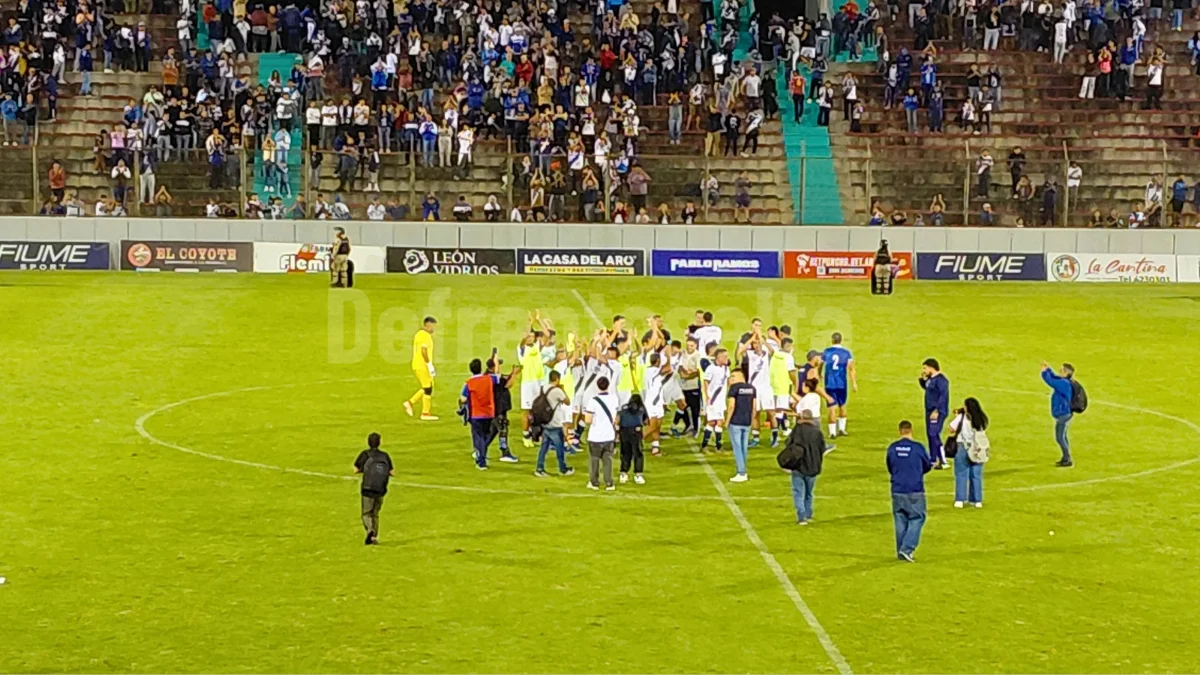 El plantel del Santo celebra tras el triunfazo agónico por 2 a 1 ante Sol de América.