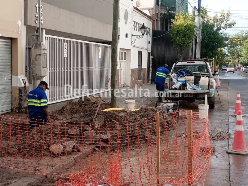 Operarios de Aguas del Norte en Mitre al 1200.