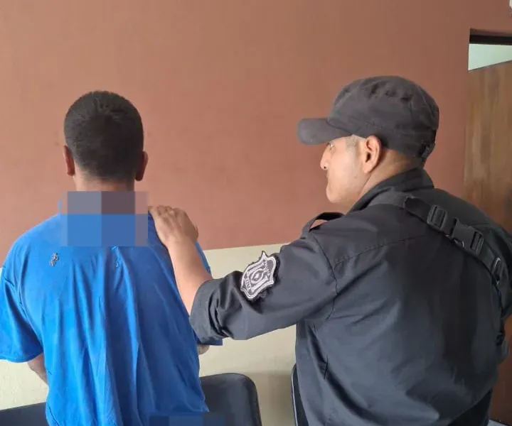 El sujeto detenido por la Policía.