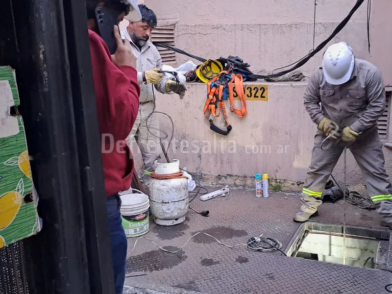 Operarios de EDESA trabajan en el transformador.