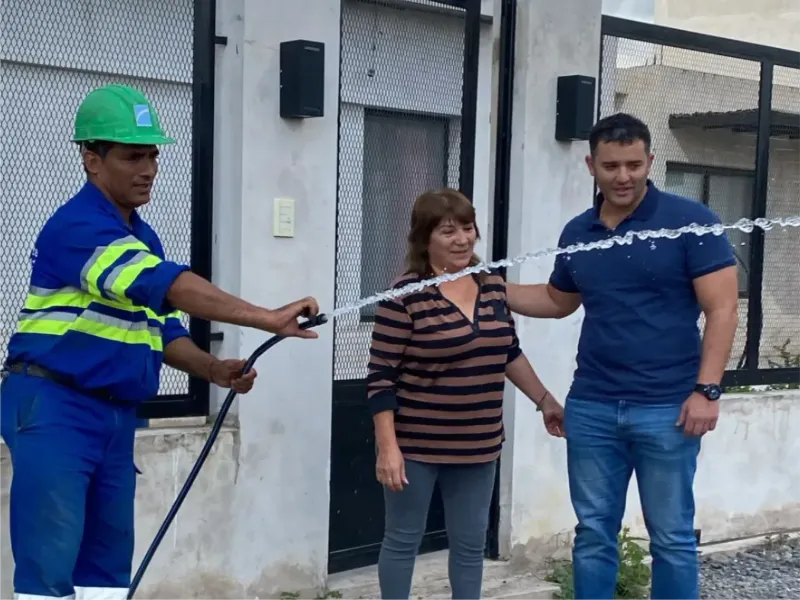 Ignacio Jarsun con una vecina