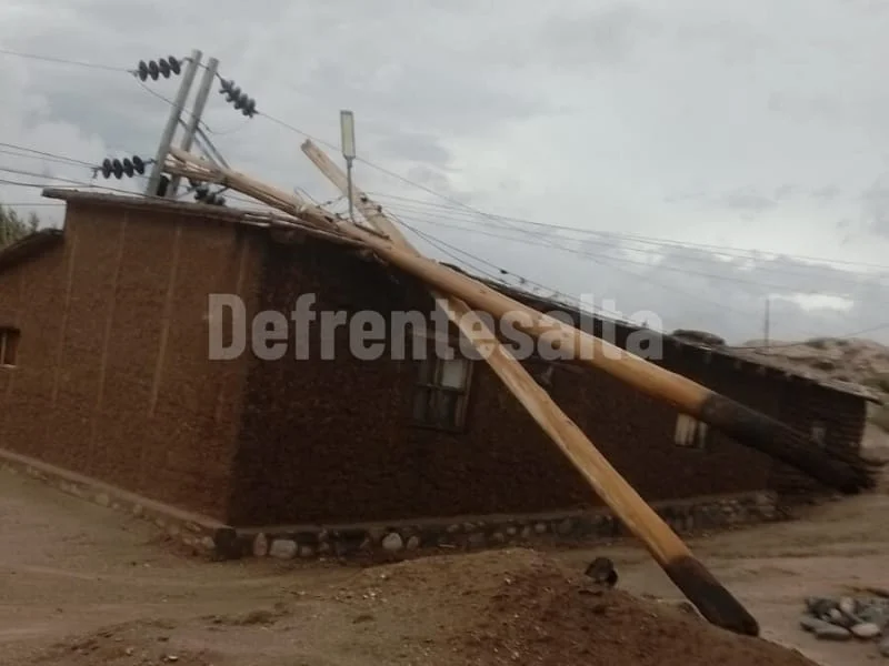 Postes de luz caidos tras la tormenta en Angastaco.