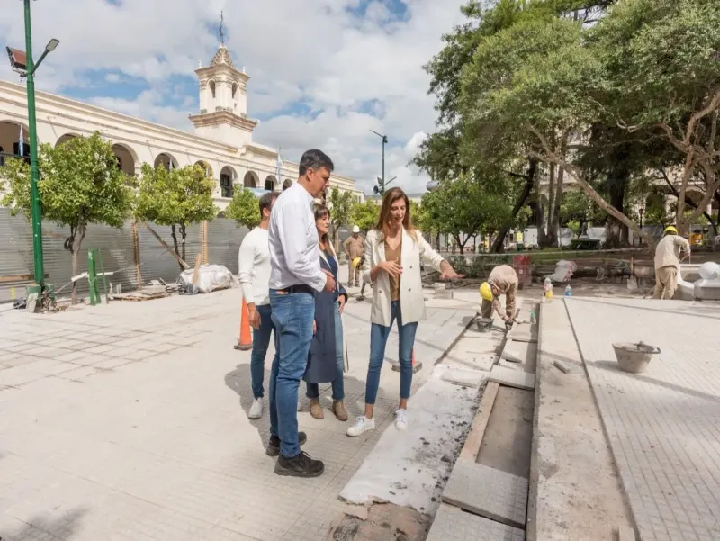Bettina Romero.  Recorre la plaza 9 de Julio. 