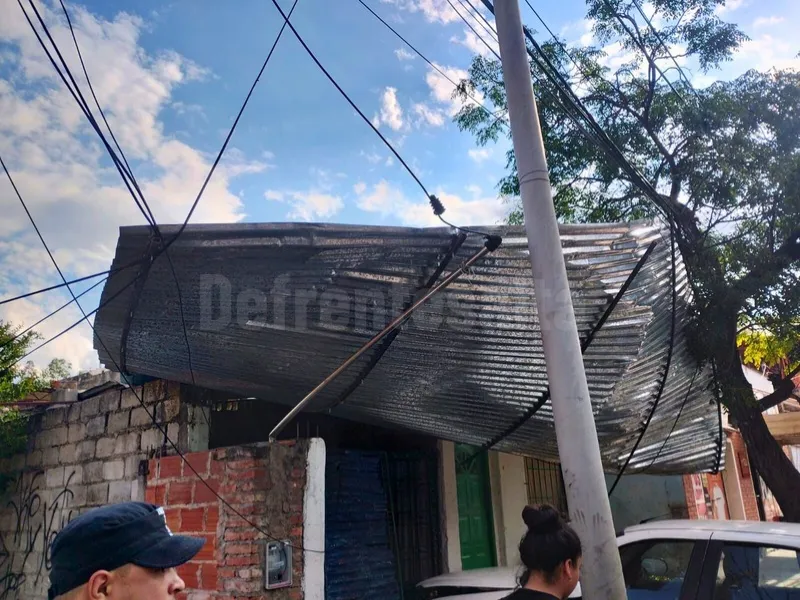 Se volaron las chapas de una vivienda en Miguel Ortiz.