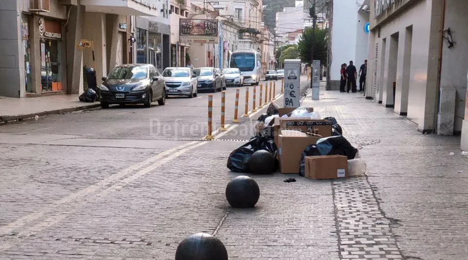 Basura en el centro de Salta 2