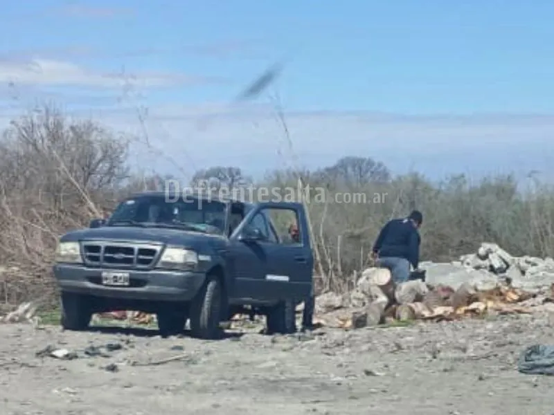Hombre tira basu en el rio Árias.