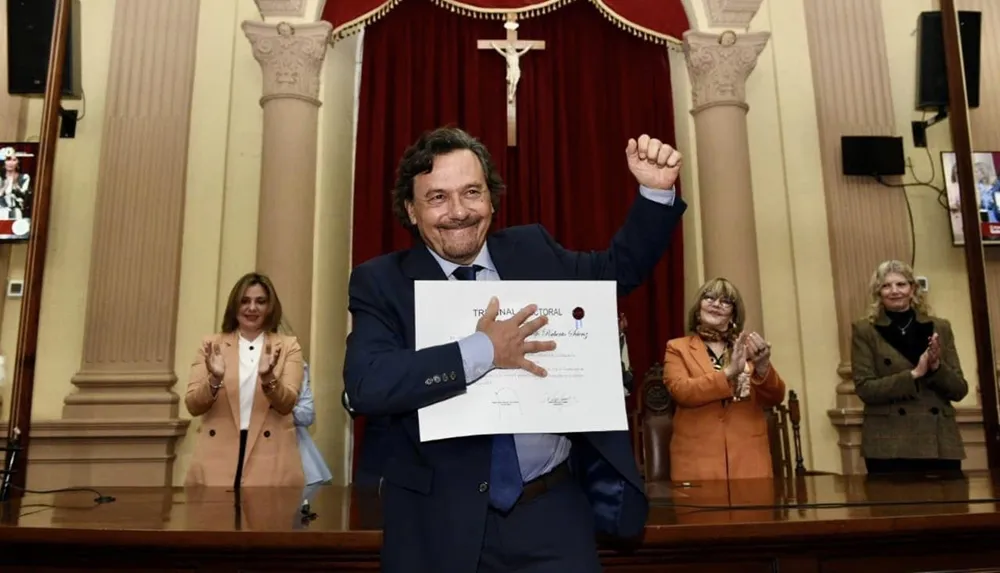 Gustavo Sáenz en la entrega de diplomas