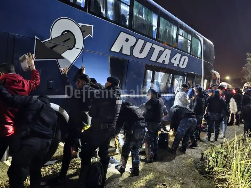 Policías controlan a hinchas de San Martín.