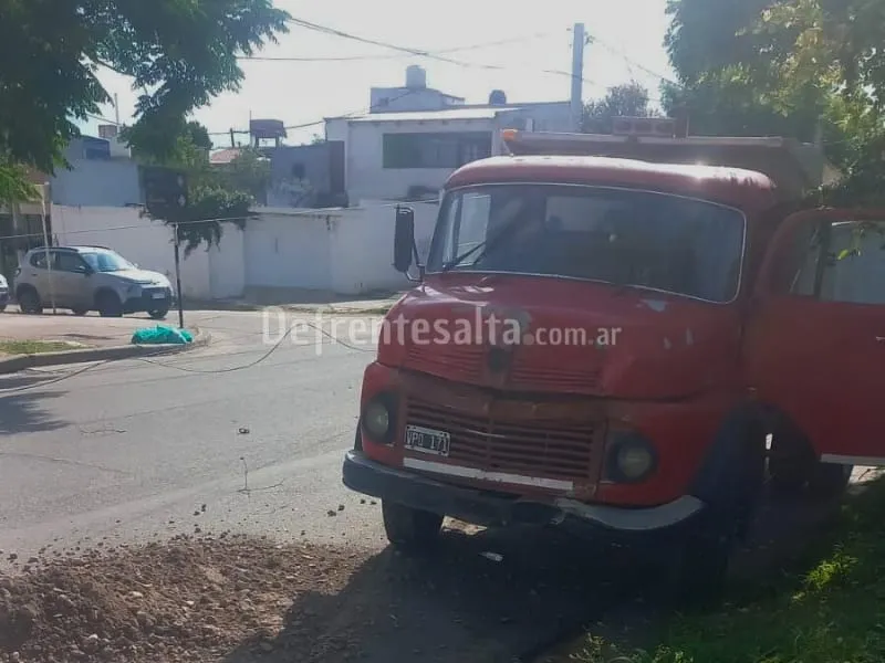 El camión que provocó la caída de postes.
