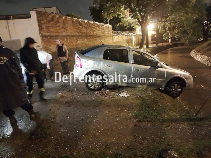 Bomberos rescatan el auto.