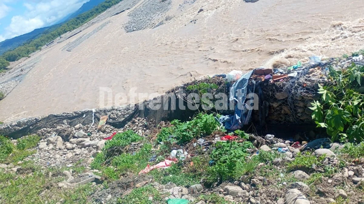 La crecida del Río Vaqueros destruyó parte de una defensa.