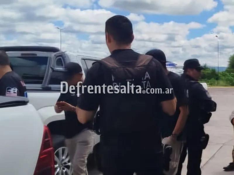 Los policías en el procedimiento. 