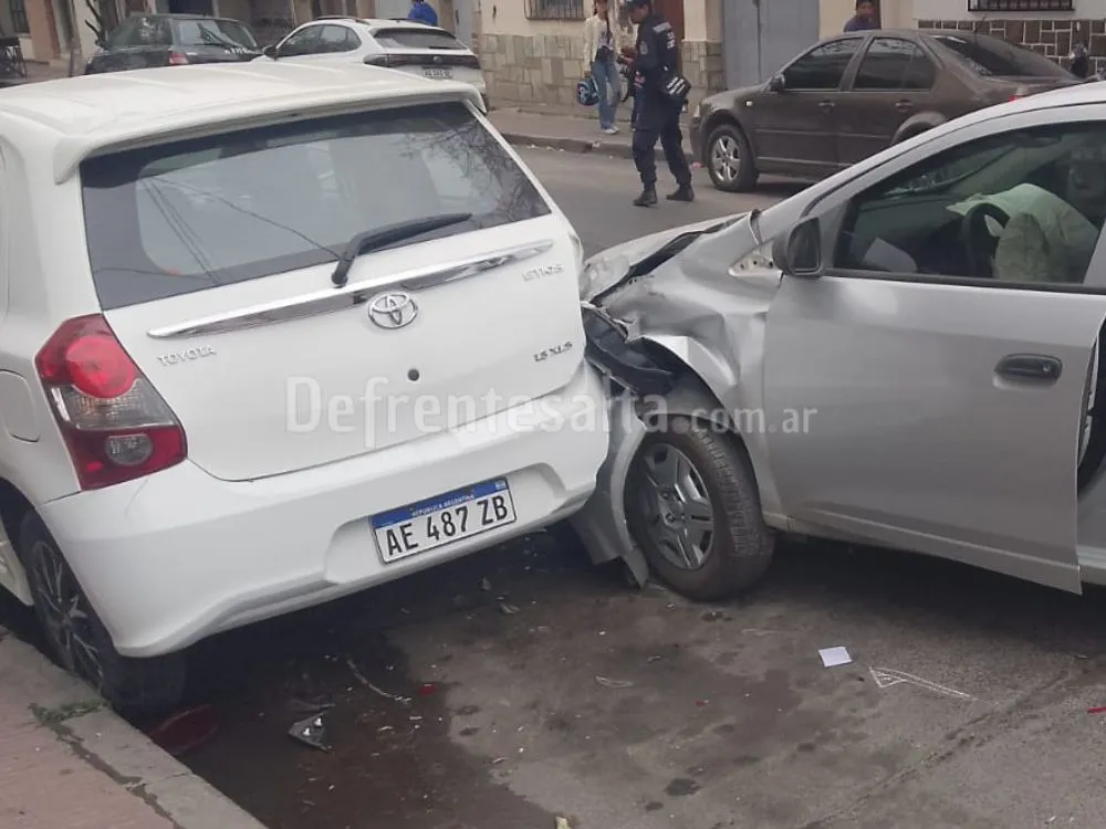 Choque de autos.  Alsina 160, Salta Capital.