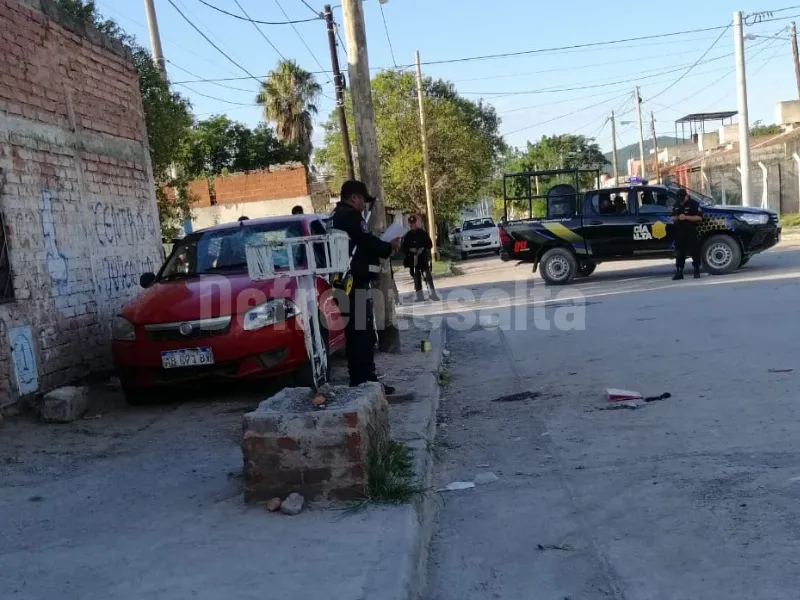 El auto subió a la vereda en barrio San Benito.