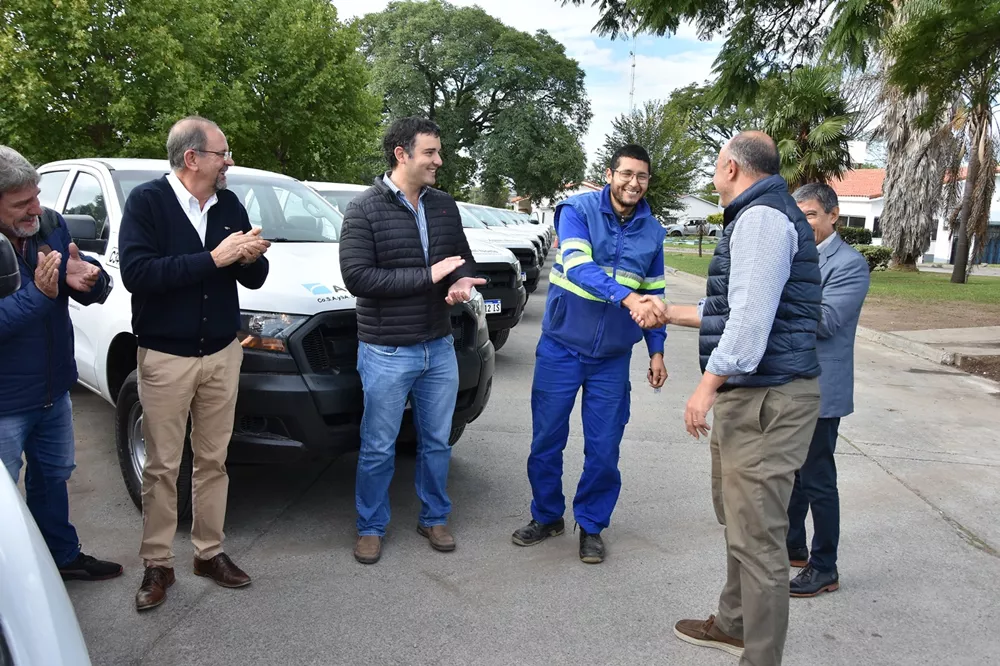 Jarsun durante la entrega de vehículos