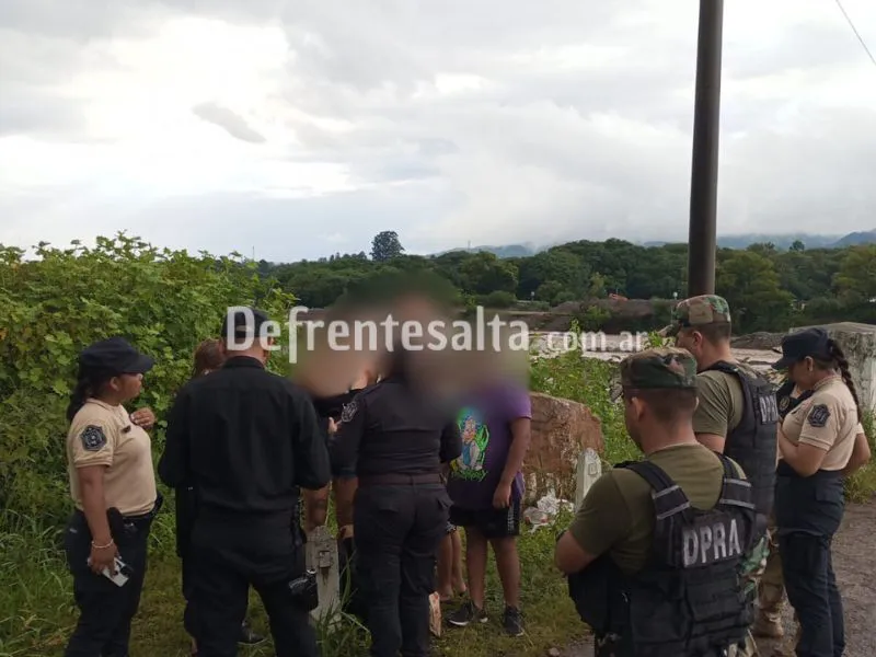 La policía con los menores rescatados.