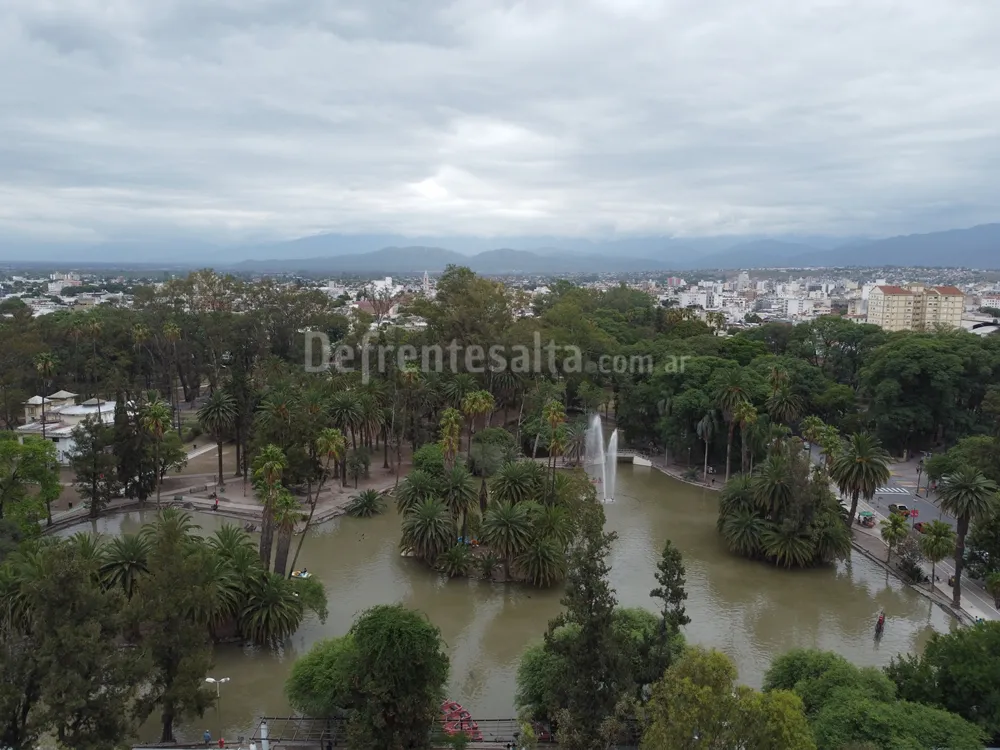 Tiempo nublado. Parque San Martín
