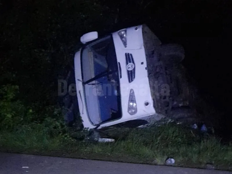 El micro volcado en Las Lajitas. 