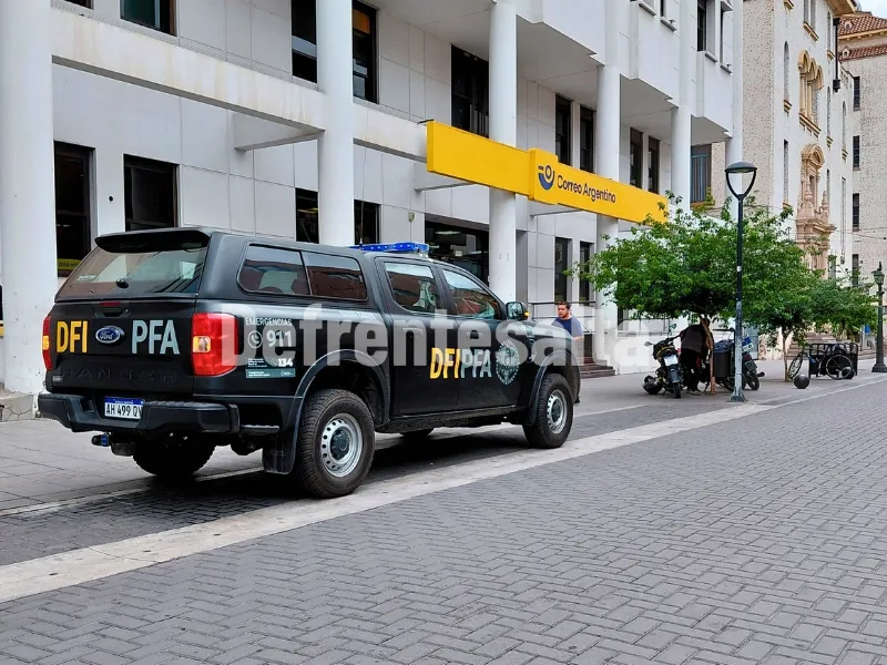 Policía Federal en la sede del Correo Argentino.