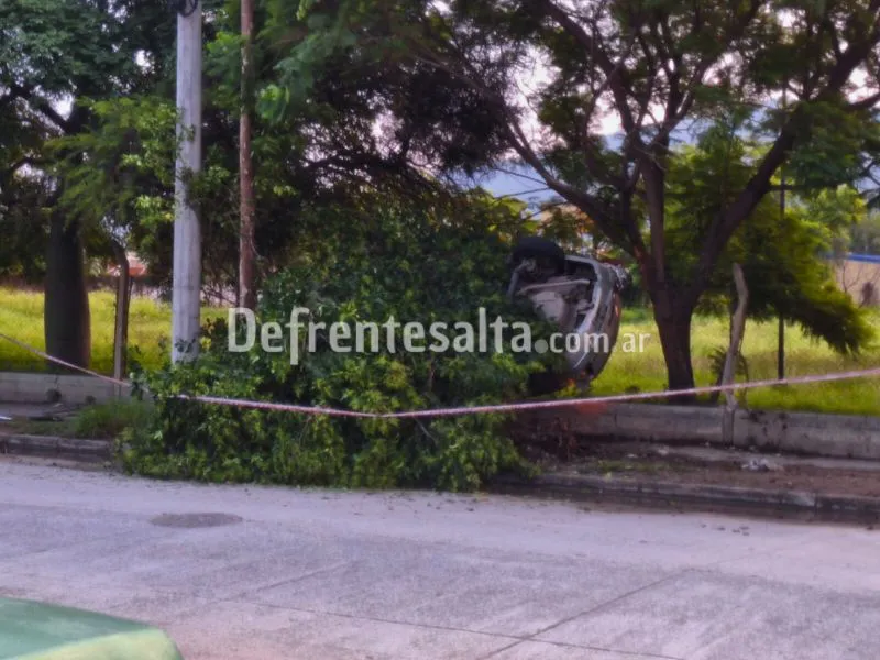 El auto volcado en zona sudeste. 