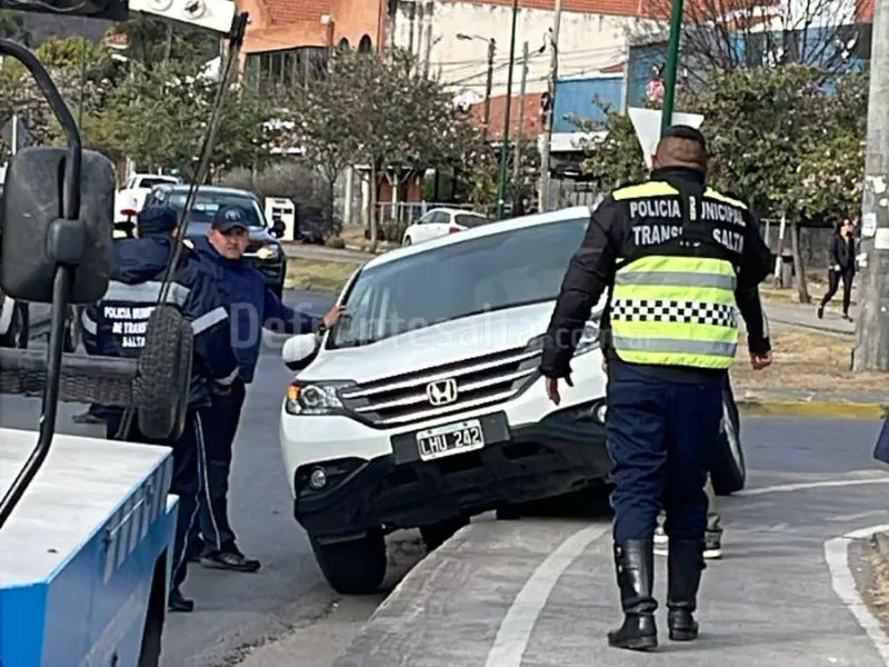 Así quedó el auto sobre la rotonda.