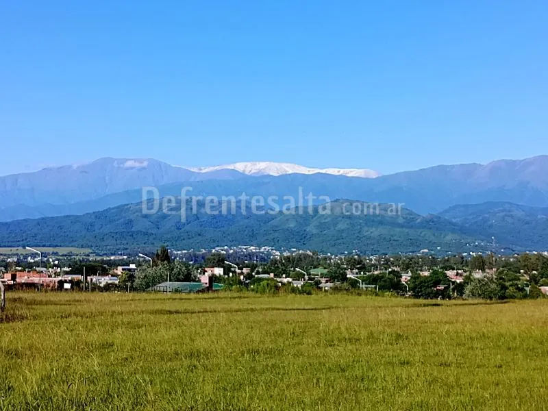 Cerros nevados en el oeste.