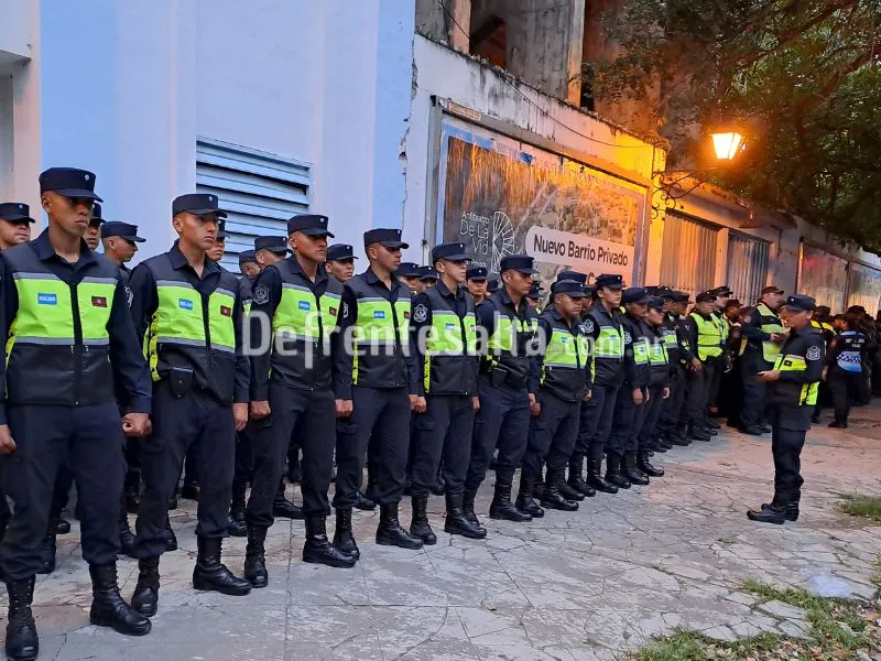 Policías en la cancha de Gimnasia y Tiro.