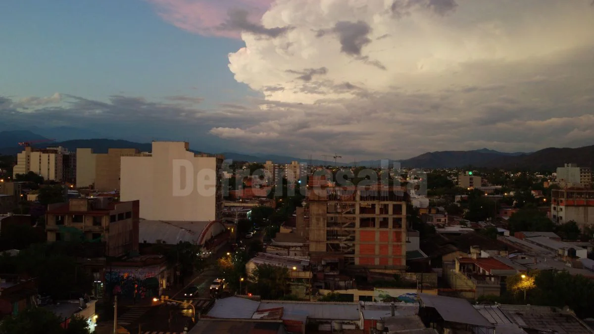 nublado tormentas drone