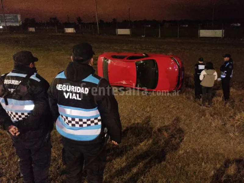 El auto volcado en avenida Bolivia.