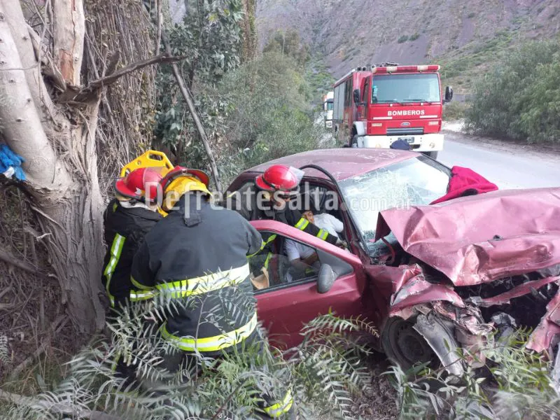 Bomberos rescatan a las víctimas.