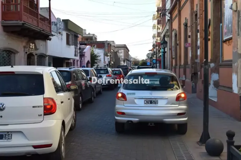 Tránsito lento en el centro de Salta