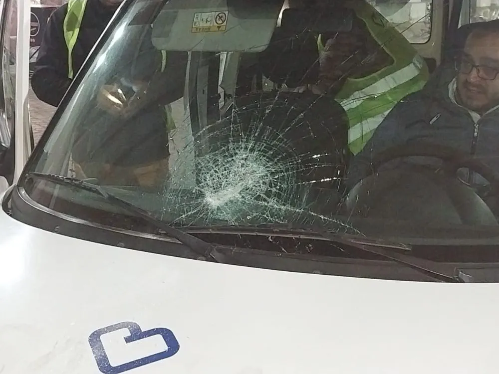 Un vehículo municipal atacado por manteros.