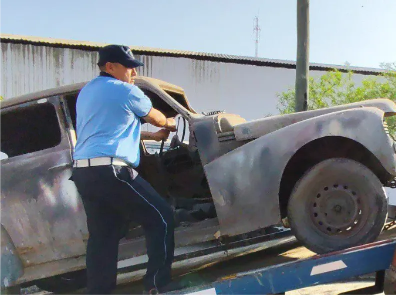 Levantamiento de autos abandonados en Tres Cerritos. 