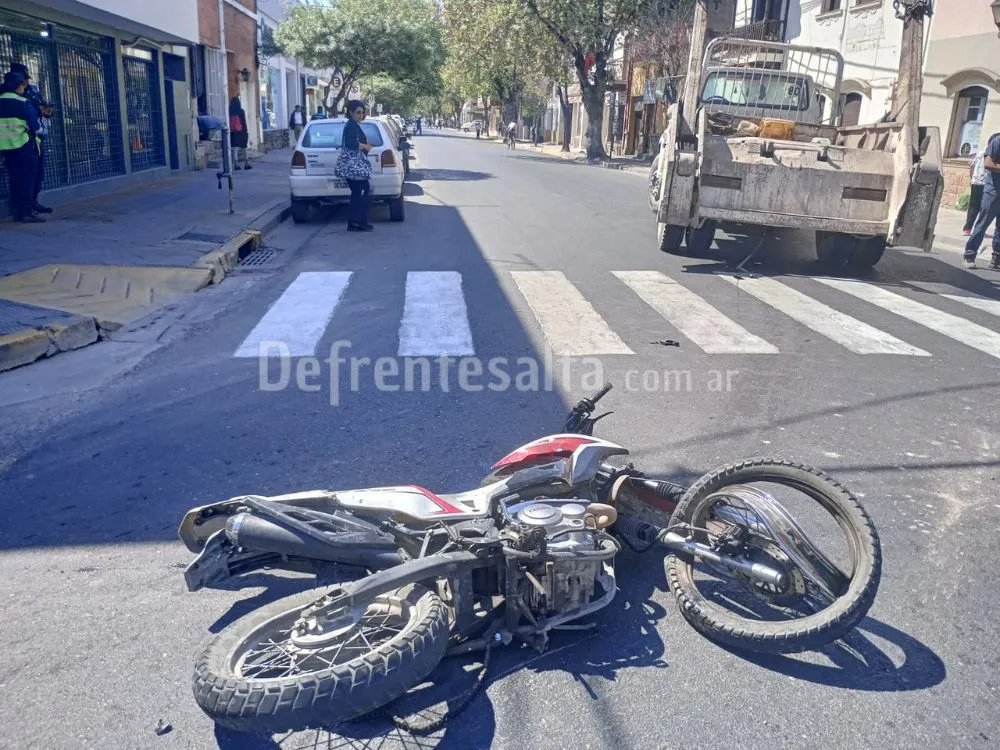 Una moto tirada sobre el asfalto.  Foto: Sol Salas. 