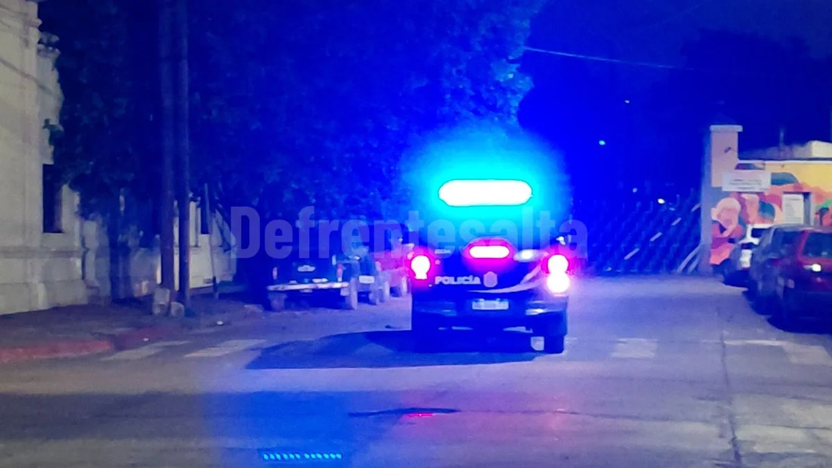 policía noche 2
