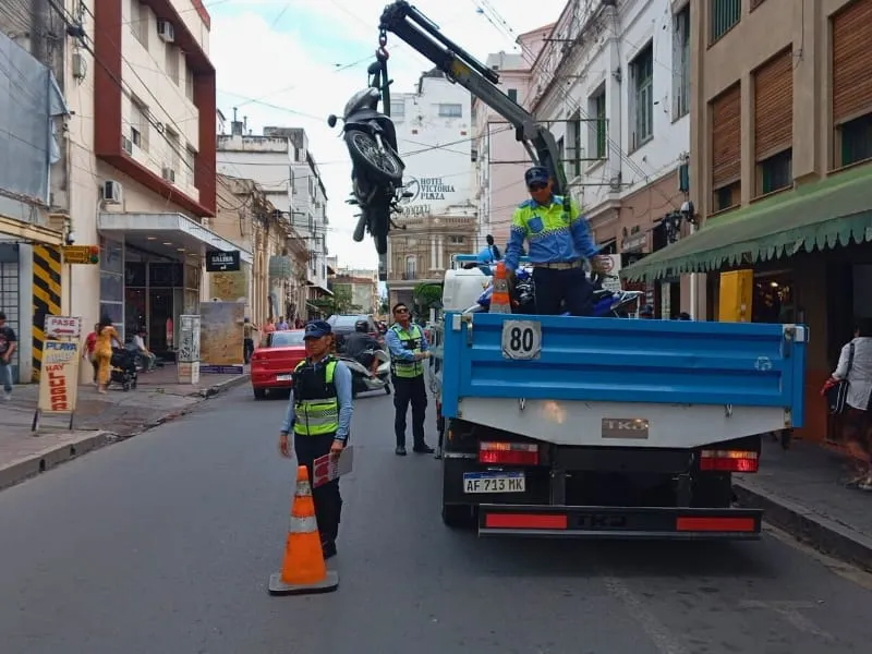 Operativos de control de tránsito en el centro de Salta.
