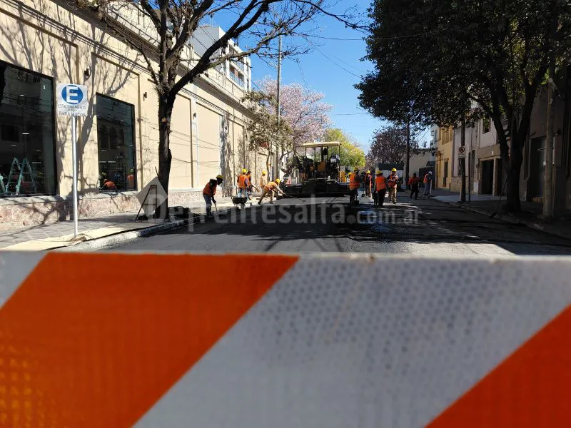 Operarios en calle Alsina al 600.