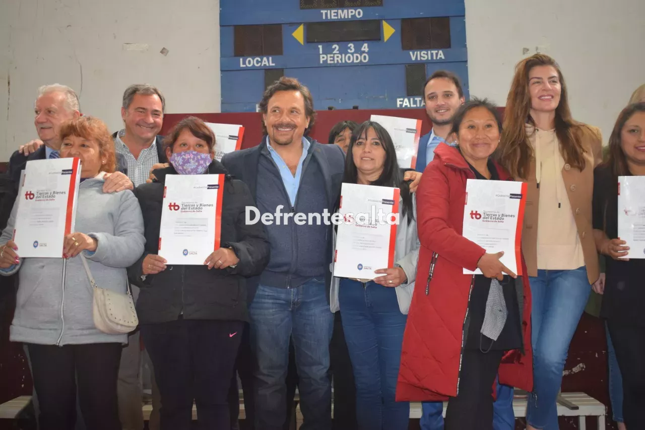 Gustavo Sáenz entregó escrituras 2