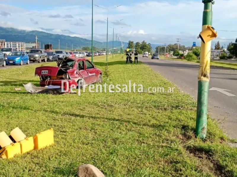 Así quedó destrozado el Chevrolet Corsa.